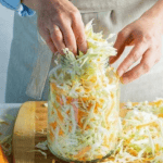 Світлина з домашнім приготуванням кислої капусти для здорового харчування.