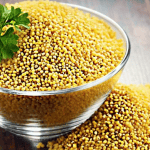 Жовтий гірчиця в склянці, додає смак і корисність стравам.