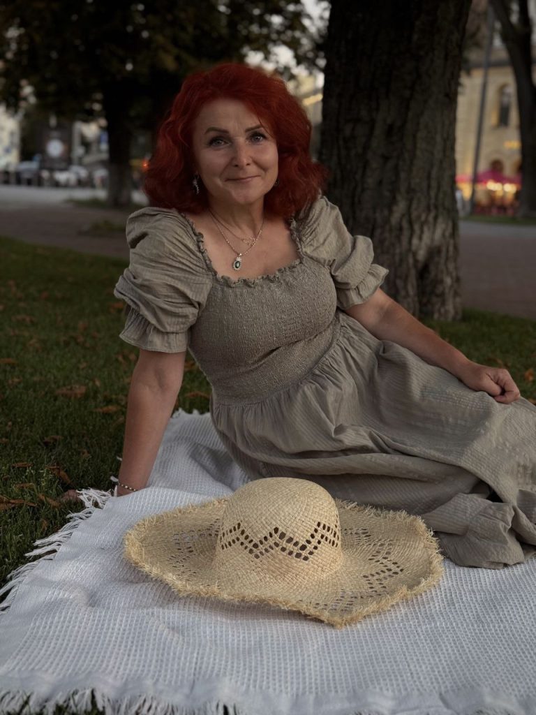 Звичайний жіночий портрет на природі з капелюхом і пледом, відпочинок на свіжому повітрі, натуральна.