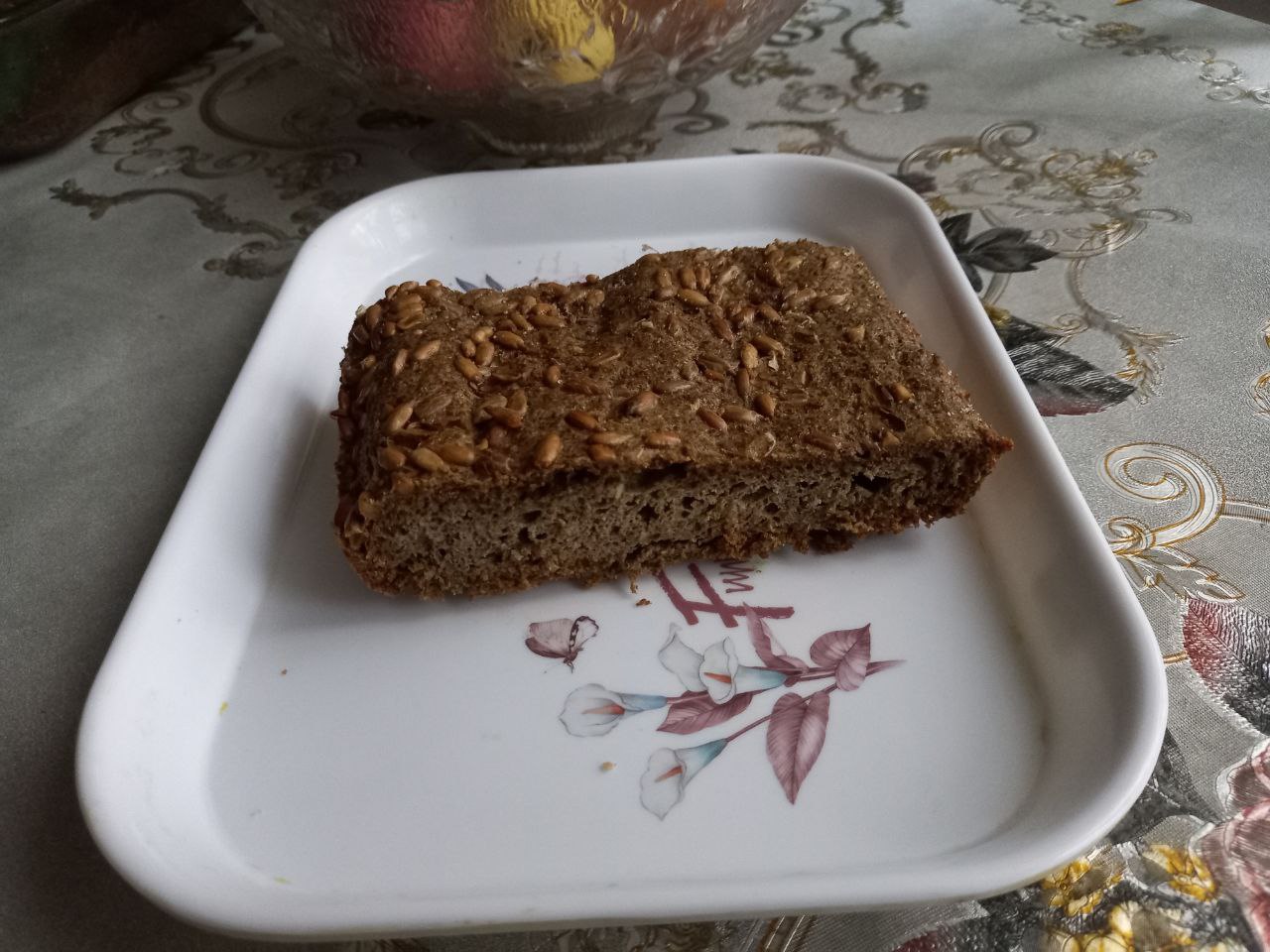 Здоровий банановий хліб на білому тарілці, корисний сніданок або перекус.